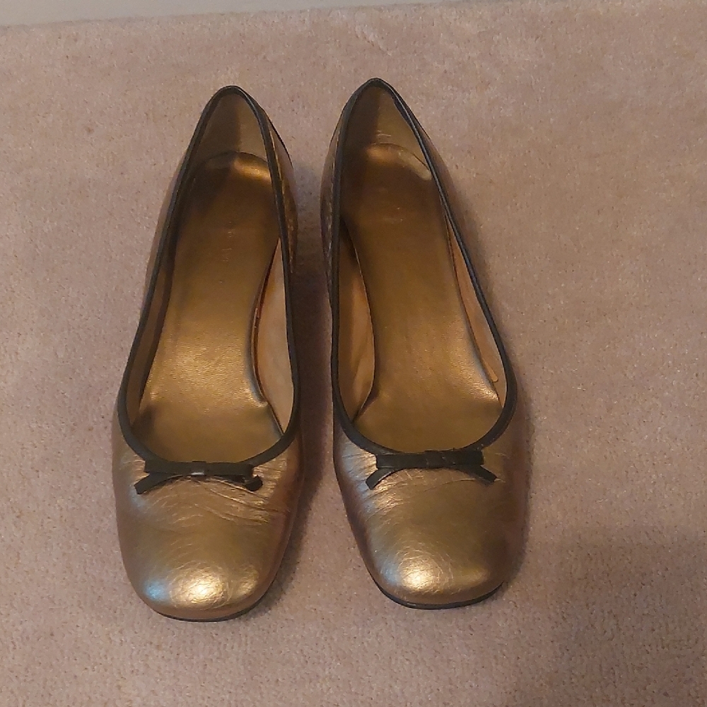 Nine West, Size 8, Metallic Gold Flats with Black Bow